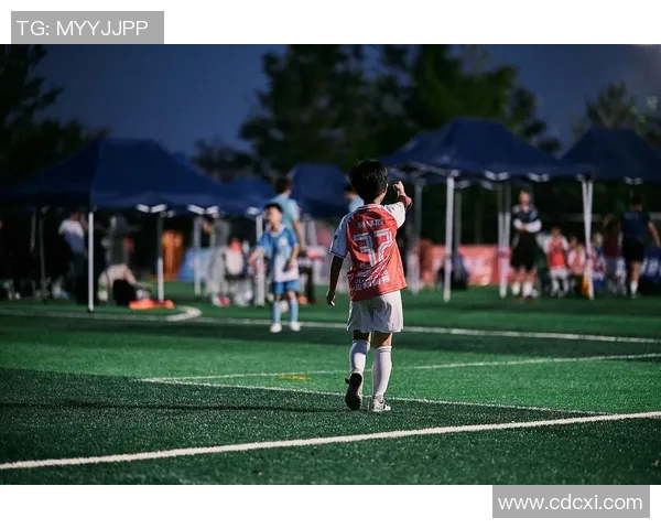 瘦瘦的足球明星究竟是谁他在绿茵场上的表现如何引发了众多关注