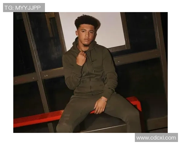 足球明星抱胸姿态展现自信魅力的精彩瞬间合集